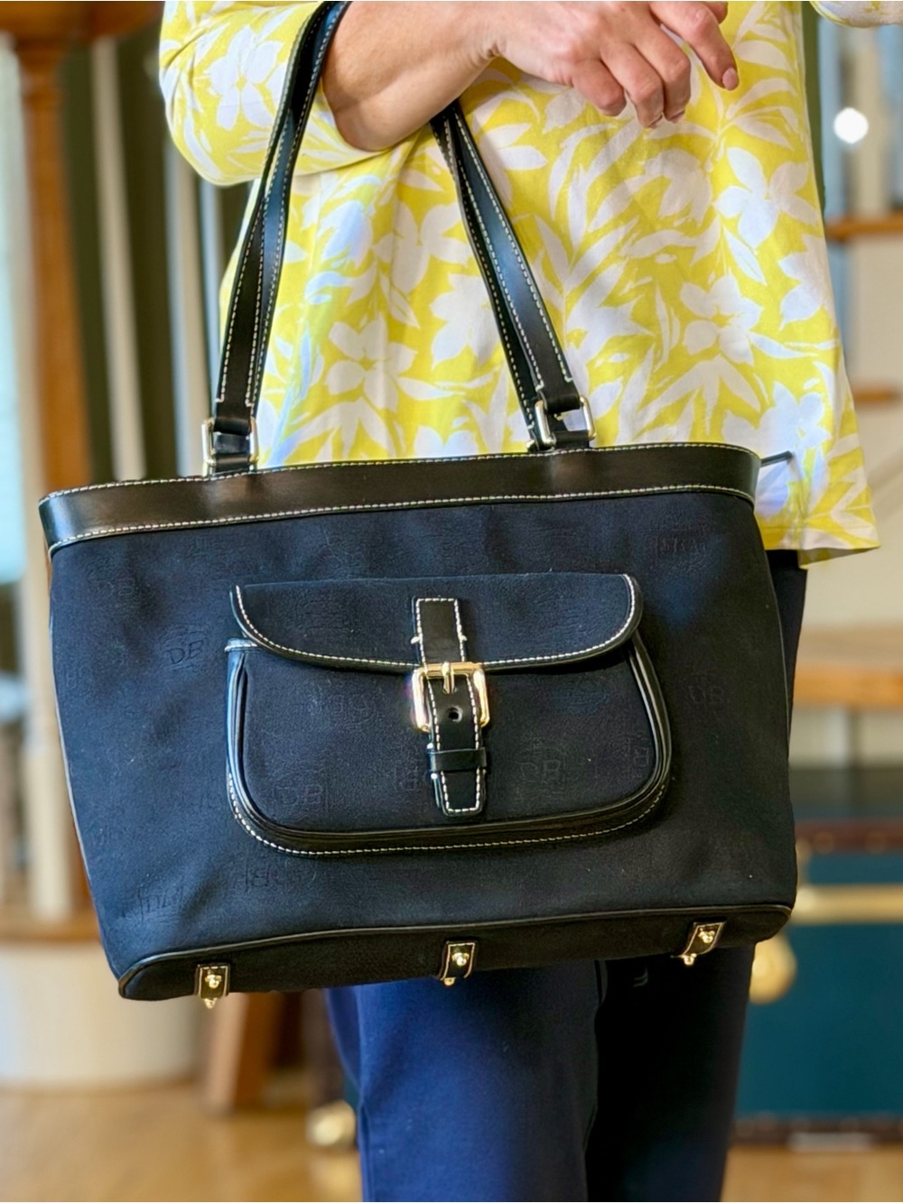 Dooney & Bourke Collector’s Vintage Y2K Classic Signature East West Shoulder Bag